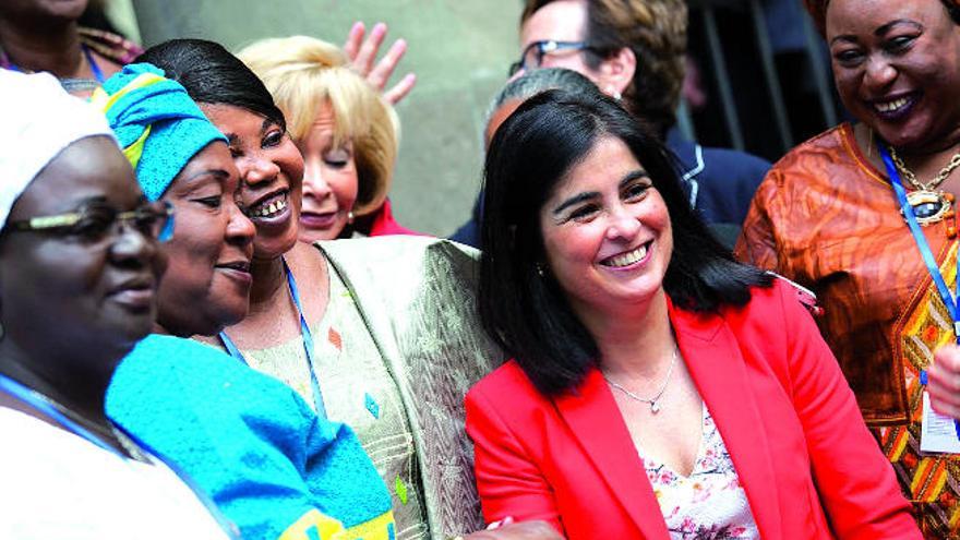 La presidenta del Parlamento de Canarias, Carolina Darias (c), junto a varias parlamentarias africanas.