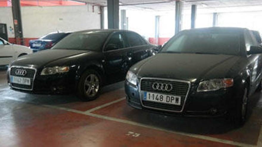 Los Audi A4, llenos de polvo en el parque móvil.