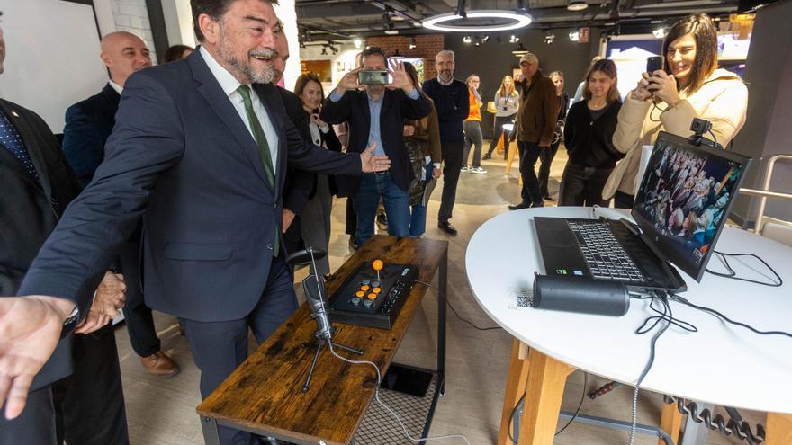 El alcalde Luis Barcala ha competido desde Alicante en una carrera virtual en conexión con el World Mobile Congress de Barcelona en presencia del Rey Felipe VI