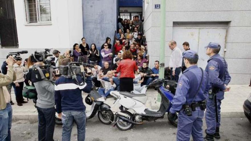 Protesta contra un desahucio en Almatriche, en la capital grancanaria.  | lp/dlp