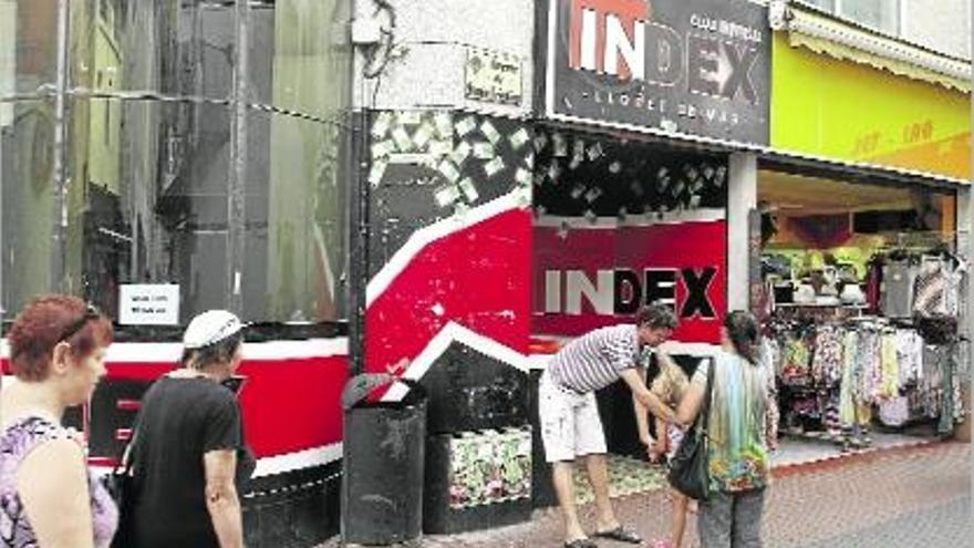 A la tarda, la policia de Lloret va clausurar el local Index al carrer Santa Cristina.