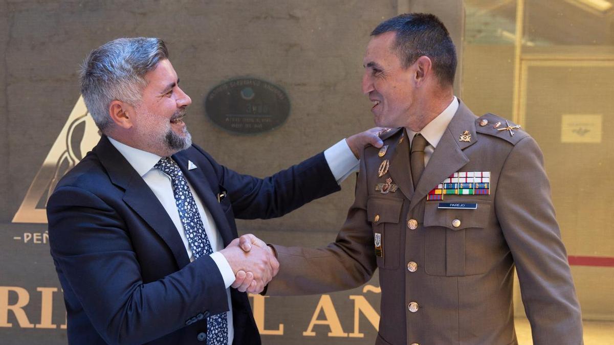 Luis Marco Marcos, presidente de Peña Los Gorilas, saluda al inicio del acto al comandante del MOE, general de brigada Miguel Ángel Jiménez Parejo.