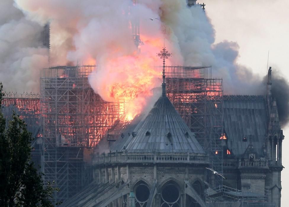 Un incendio devora la catedal de Notre-Dame.