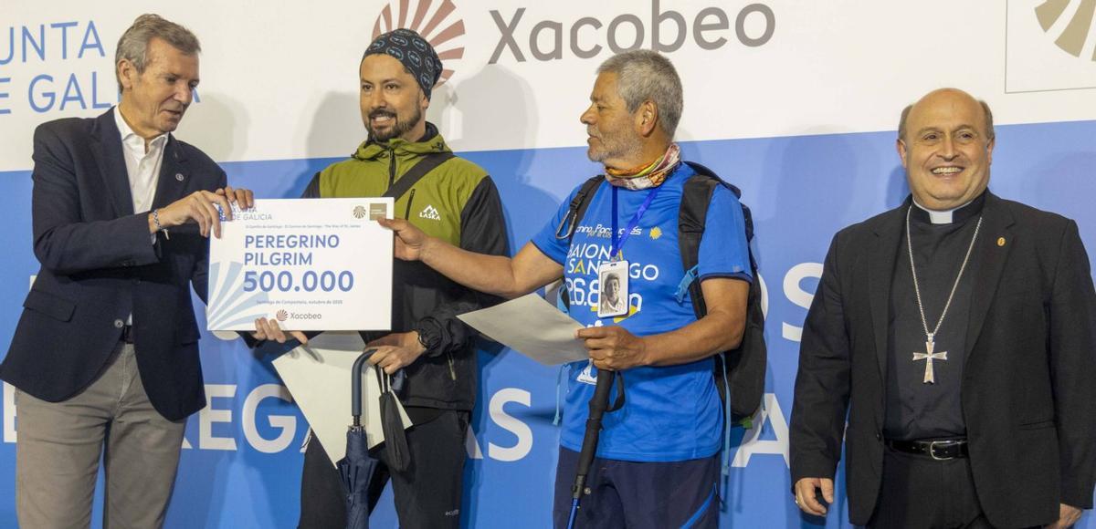 Llegada del peregrino 500.000 a Santiago, recibido por Rueda y monseñor Prieto. | Jesús Prieto