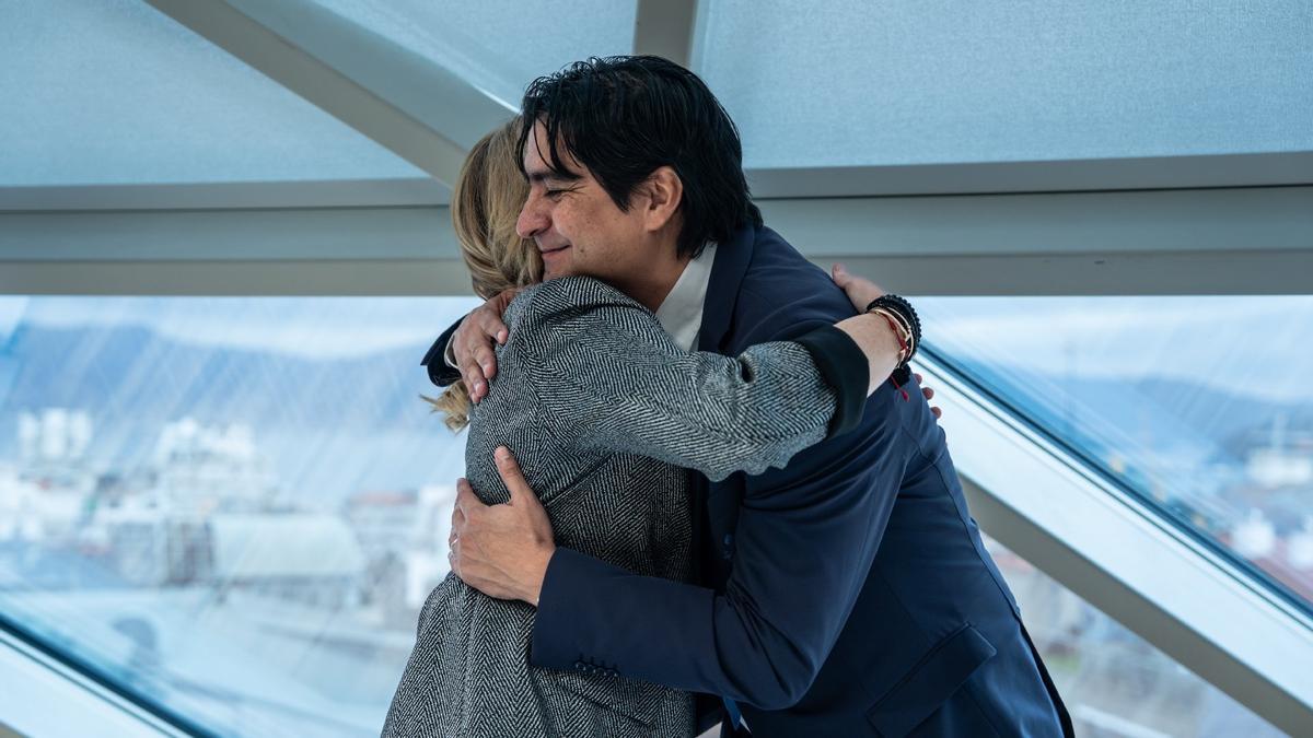 Abrazo entre Garcés y Mouriño tras la renovación del mexicano