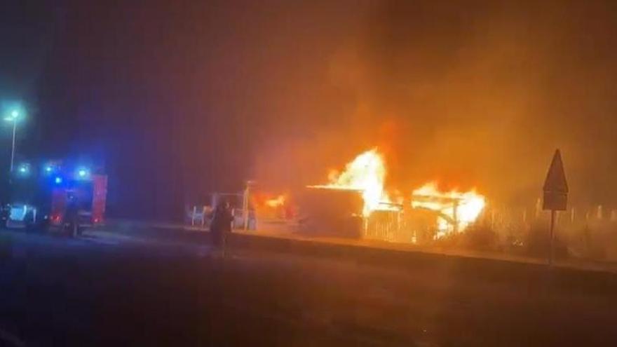 Calcinado un chiringuito de Sanxenxo debido a un incendio de madrugada