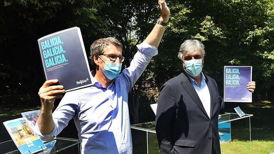 Feijóo y Puy, ayer en Santiago.