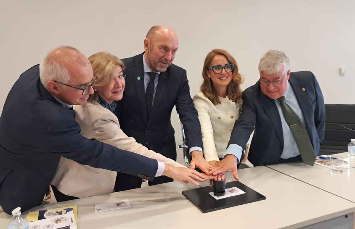 Por la izquierda; Antón García, Conchita Paredes, Juan Cofiño, Nuria Lera y Ángel Iglesias sellan conjuntamente un sobre.