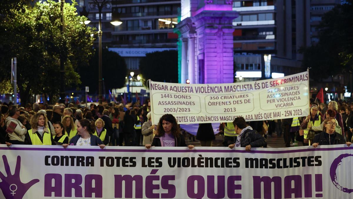 Pancarta contra todas las violencias machistas durante la manifestación feministra del 25N en València.