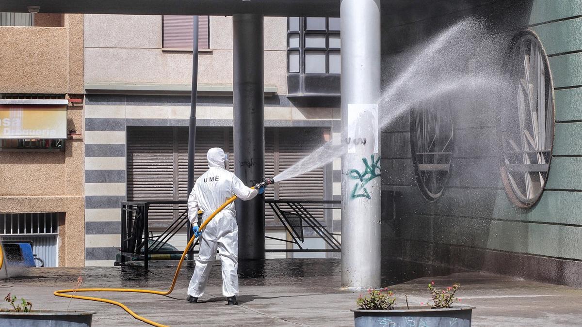 Un efectivo de la UME desinfecta el centro de salud de La Laguna