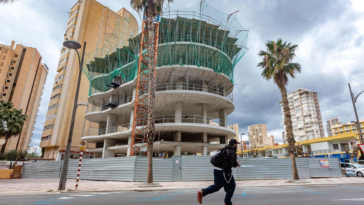 La construcción del nuevo hotel Los Arcos sigue adelante a pesar de la crisis provocada por la pandemia.