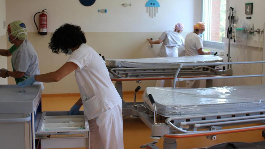Diversos treballadors de l&#039;hospital Josep Trueta netejant les plantes de pediatria