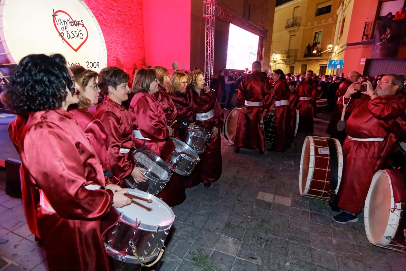 Els Tambors de Passió hacen vibrar Almassora en una noche mágica