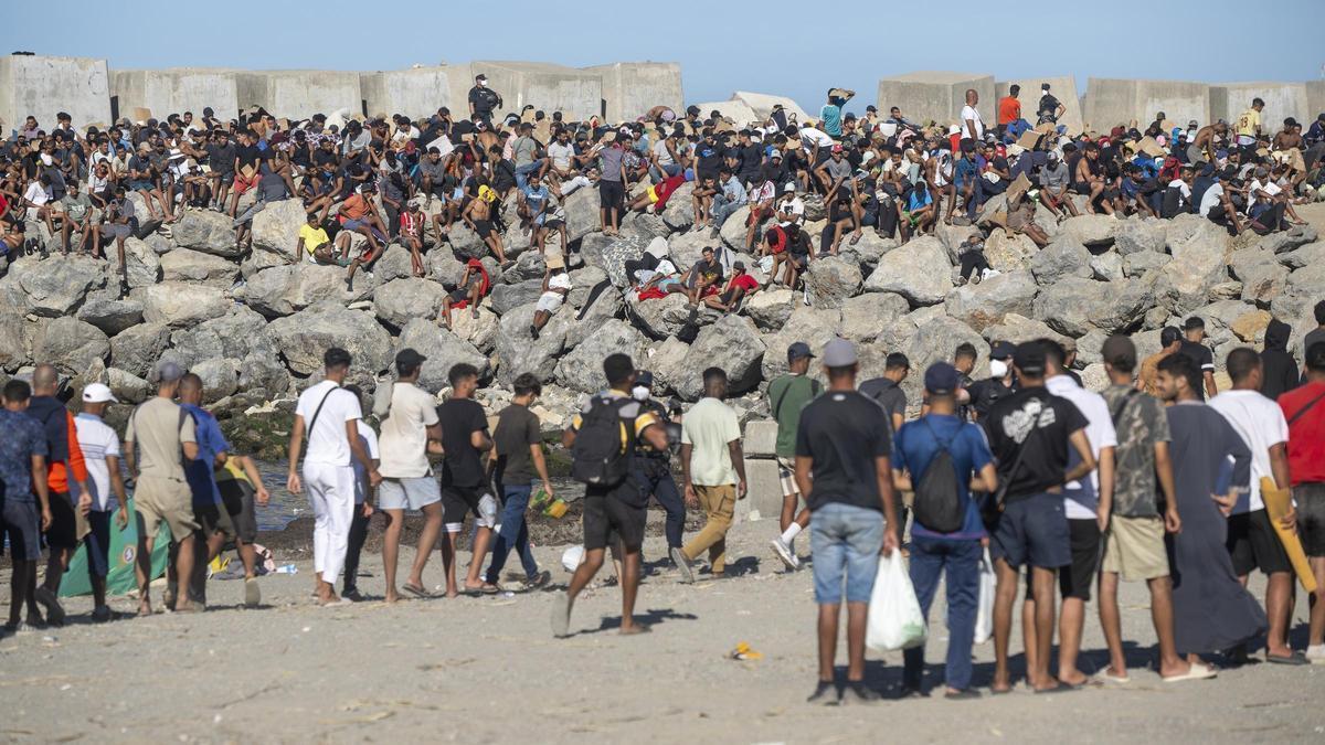 Desenes de migrants, a l'espera de menjar a Ceuta