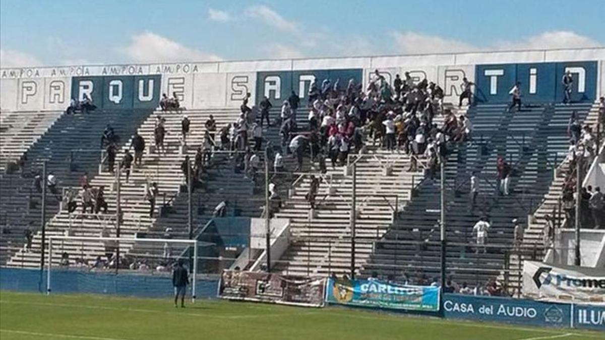Los barras de Deportivo Merlo protagonizaron una batalla campal