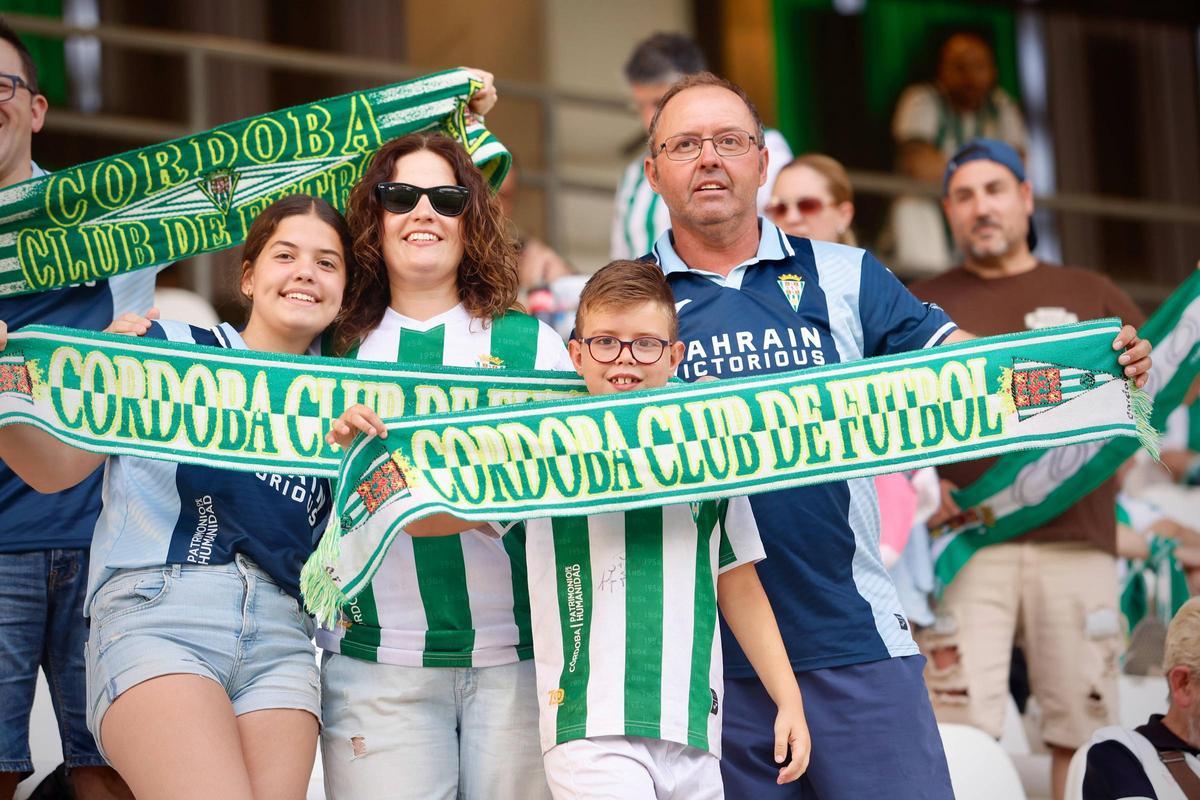 Un grupo de aficionados, en la grada de El Arcángel.