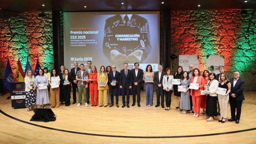 Ganadores y finalistas del Premio CEX, ayer, en el Auditorio Príncipe Felipe de Oviedo. | MARIO CANTELI