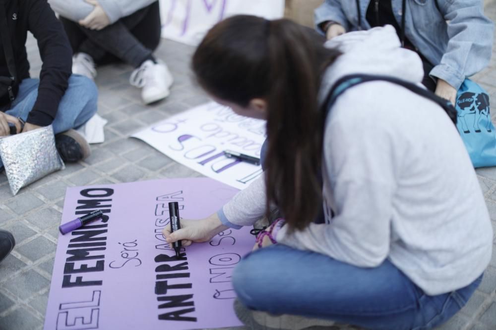 Asamblea feminista en Benimaclet y preparación de carteles para la manifestación