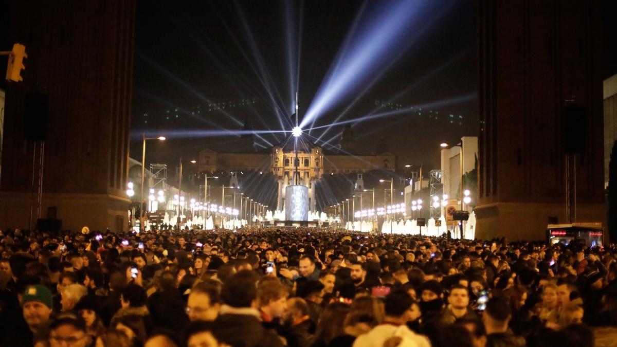 Ambiente en la Avenida de la Reina María Cristina de Barcelona durante la Nochevieja del 2019