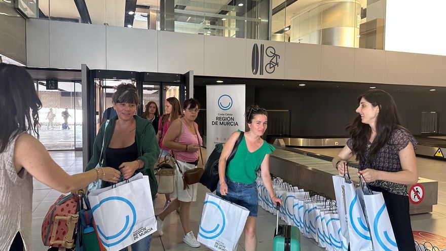 Aterriza en el aeropuerto de Corvera el primer vuelo desde Marsella