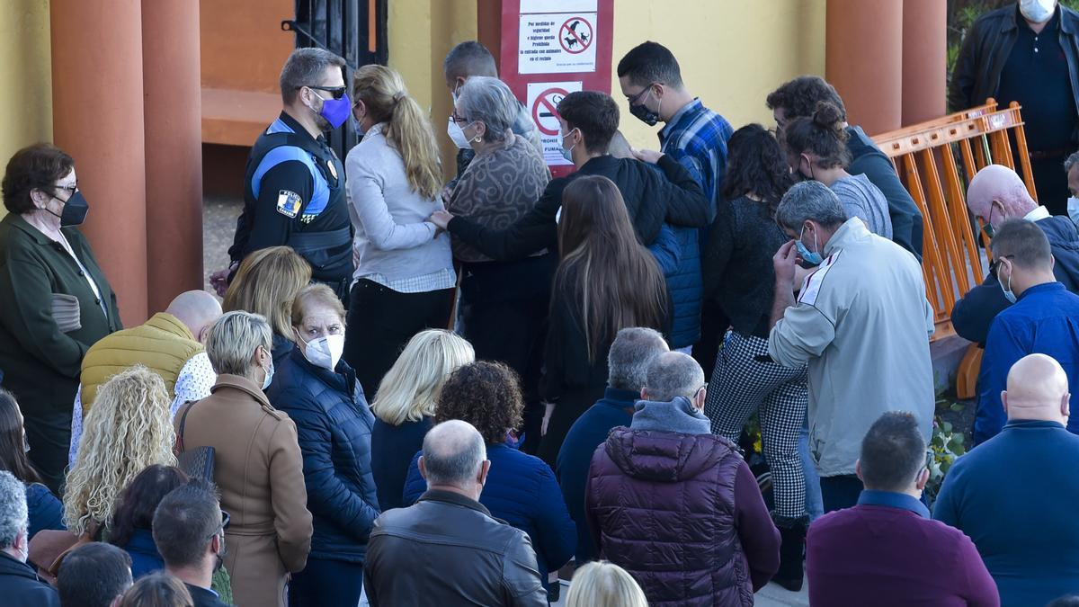 Emotiva despedida en Artenara al padre y las hijas fallecidas en el accidente de Pinos de Gáldar