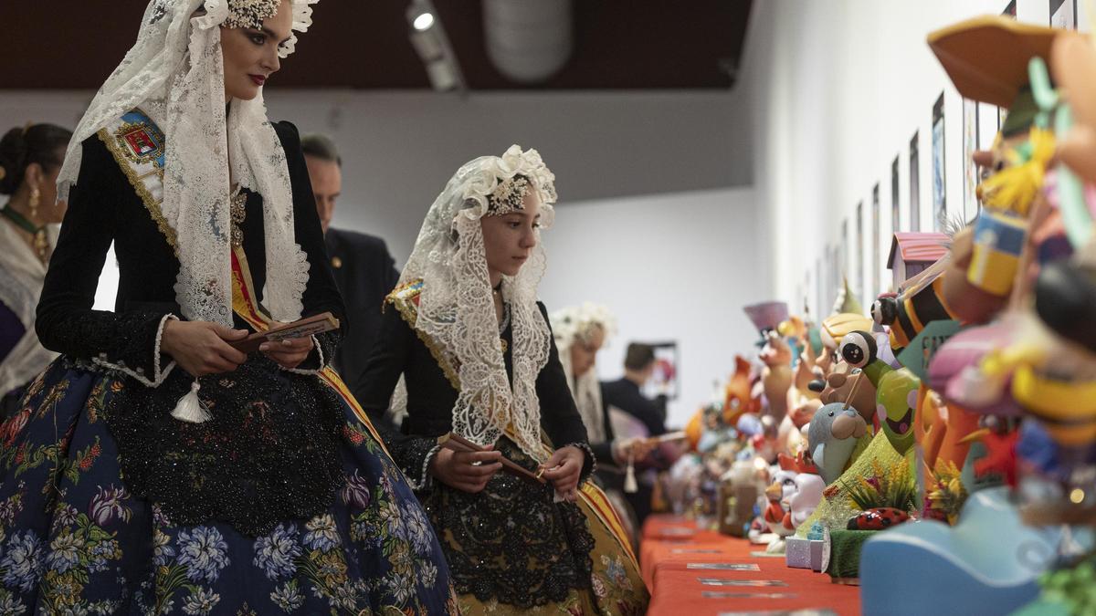 Las Belleas del Foc 2023, Belén Mora e Inés Llavador, durante la Exposición del Ninot del pasado año.