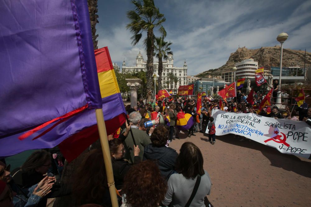 Más de 300 personas reivindican la República en Alicante