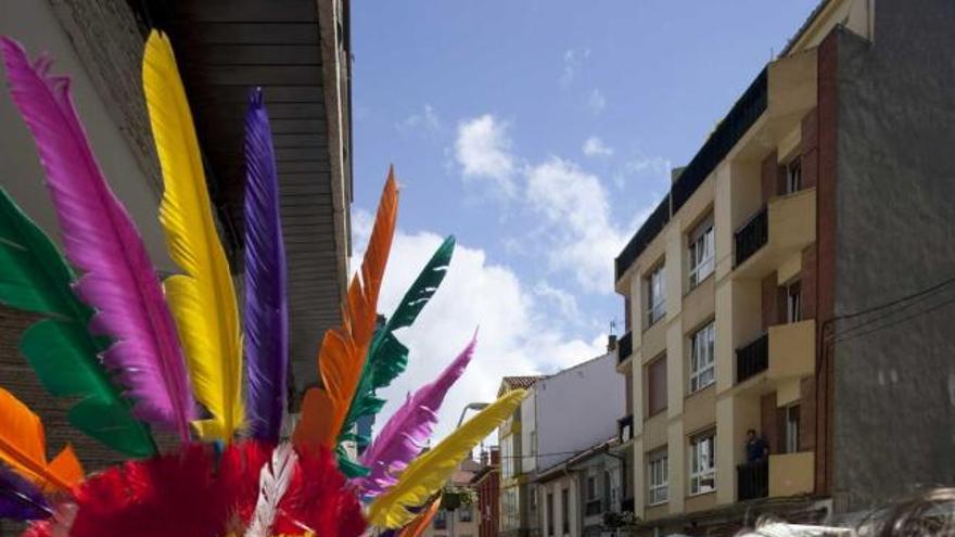 Una mujer maquilla una de las figuras durante el pasado Carnaval de verano.