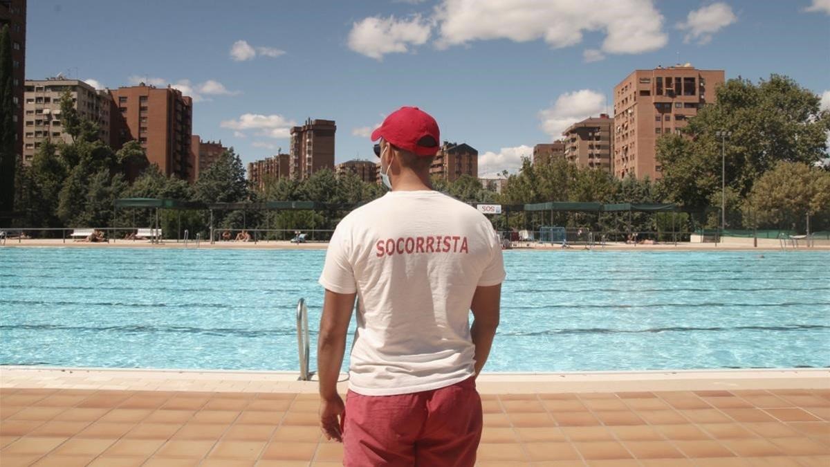 Un socorrista vigila la piscina del Polideportivo Vicente del Bosque en Madrid, el 30 de agosto del 2020