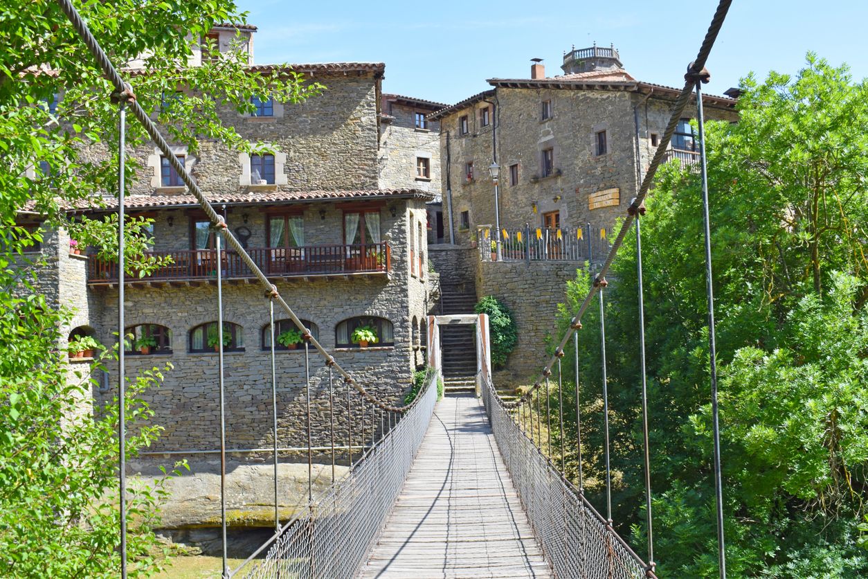 El fpuente colgante de Rupit: imposible visitar uno de los pueblos más bonitos de Barcelona y no pasar por aquí