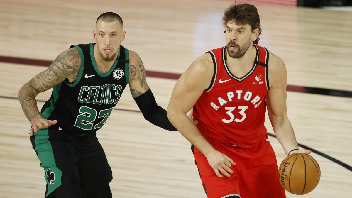 Daniel Theis, ante Marc Gasol en un Raptors-Celtics