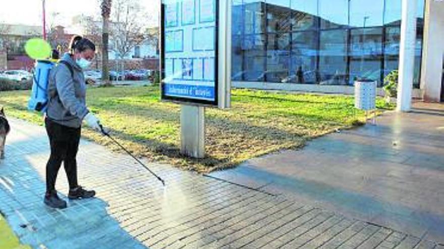 Los 8 empleados realizan labores de desinfección. | A.A.