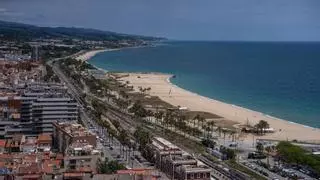 Comienza en Mataró una temporada de playa con más vigilancia y las duchas a pleno rendimiento