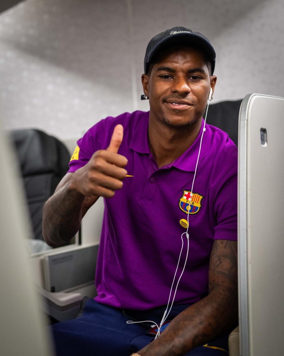 Marcus Rashford en el vuelo del FC barcelona a Japón para iniciar la gira por Asia 2025