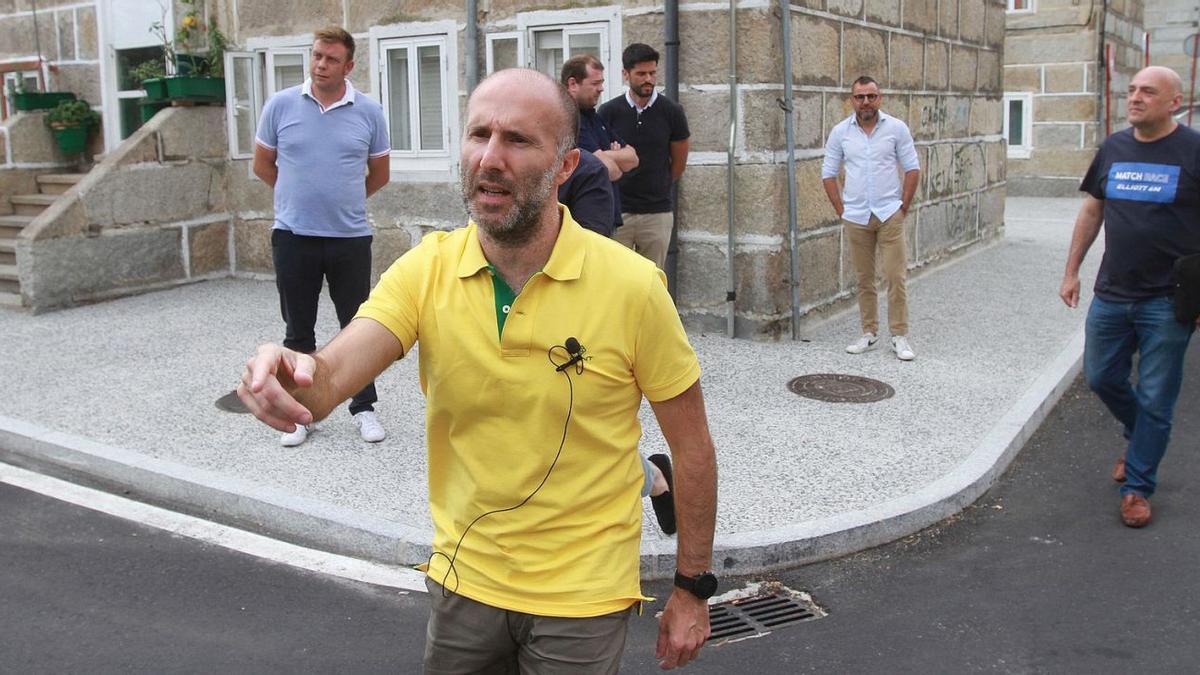 Gonzalo Pérez Jácome, durante la visita a las obras en el barrio de Covadonga. |   // IÑAKI OSORIO