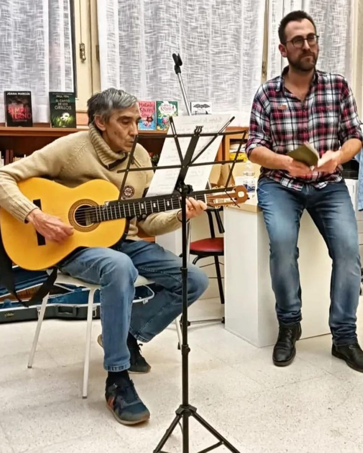 Los vecinos de Muel calientan la voz y presentan sus poemas