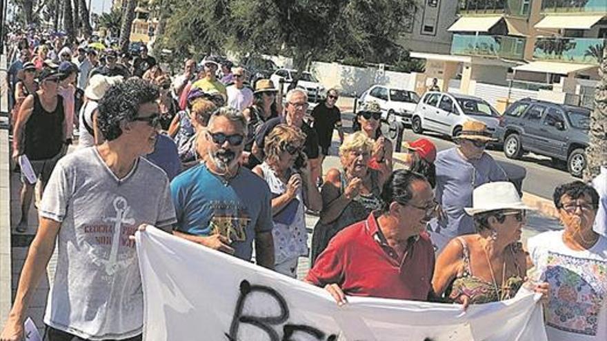 Vecinos de Benicàssim sur piden el centro cívico y mayor limpieza