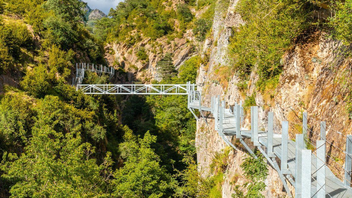 Las pasarelas colgantes que pasan por uno de los paisajes más impresionantes de España
