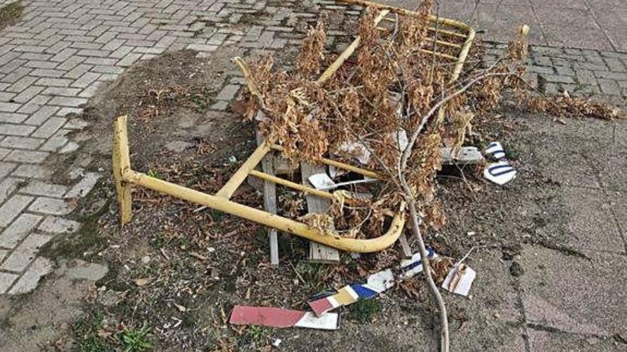 Una valla cubre hace seis años una toma de telecomunicaciones - La