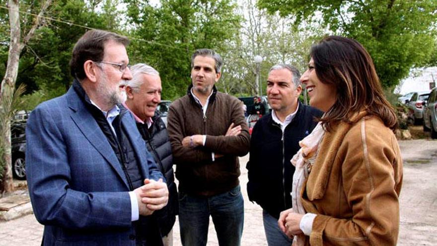 Mariano Rajoy ha estado acompañado por la exalcaldesa de Ronda, Maria de la Paz Fernández), el presidente del partido popular en Málaga, Elias Bendodo, y el vicesecretario nacional del PP para asuntos territoriales, Javier Arenas.