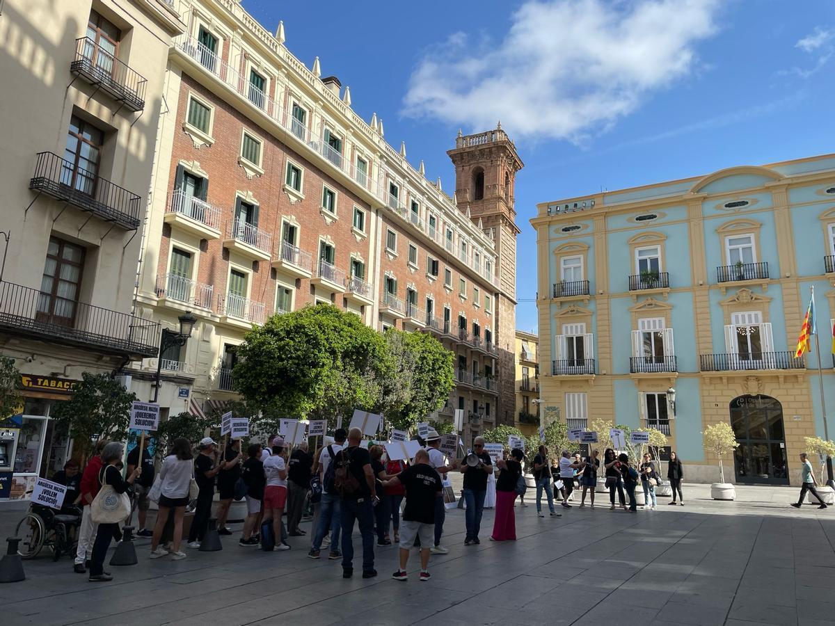 Protesta de la AMPA y usuarios en el Palau de la Generalitat