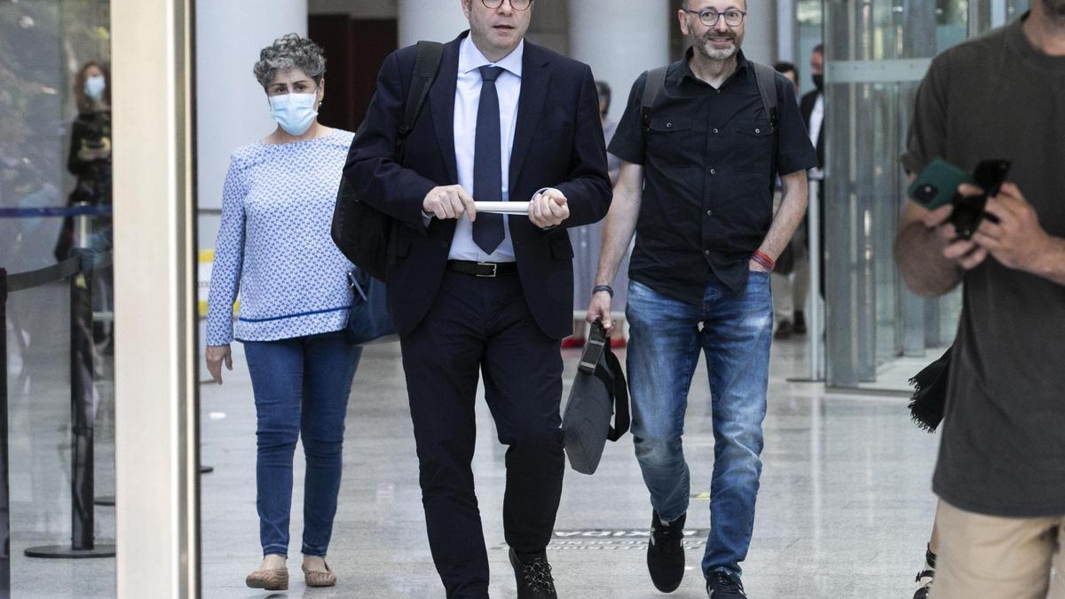 Francis Puig, derecha, abandona la Ciuda de la Justicia junto a su abogado Javier Falomir.