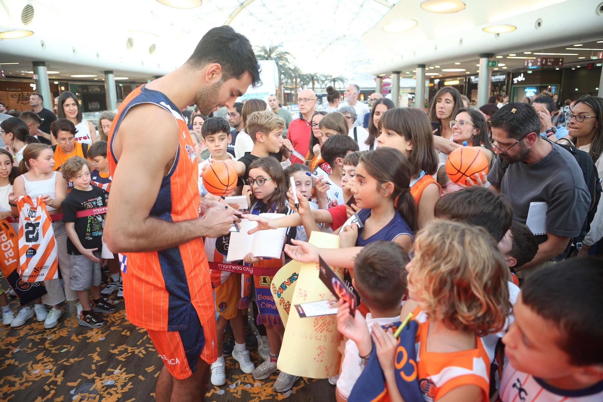 Presentación del equipo del Leyma Coruña en Marineda City