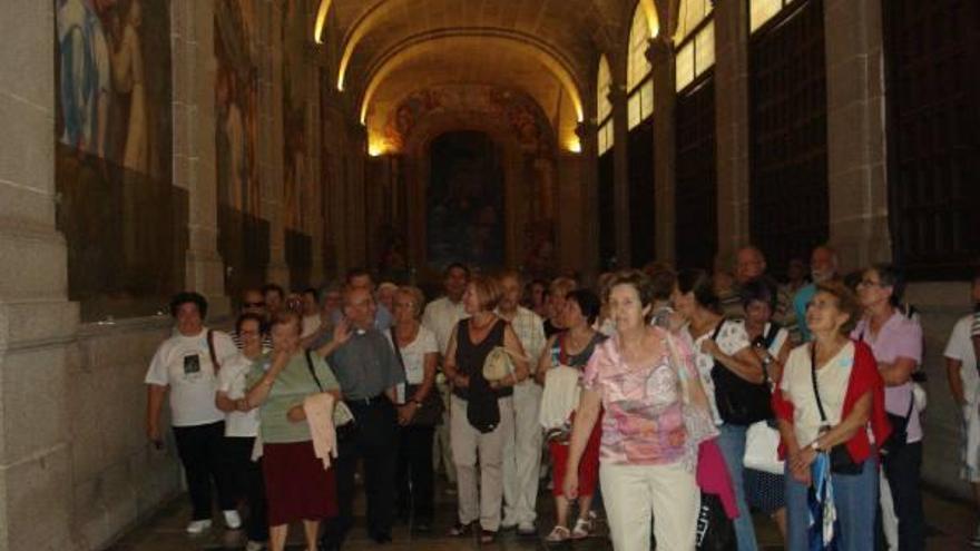 Vecinos de Villamayor visitan  El Escorial y la Granja de Segovia