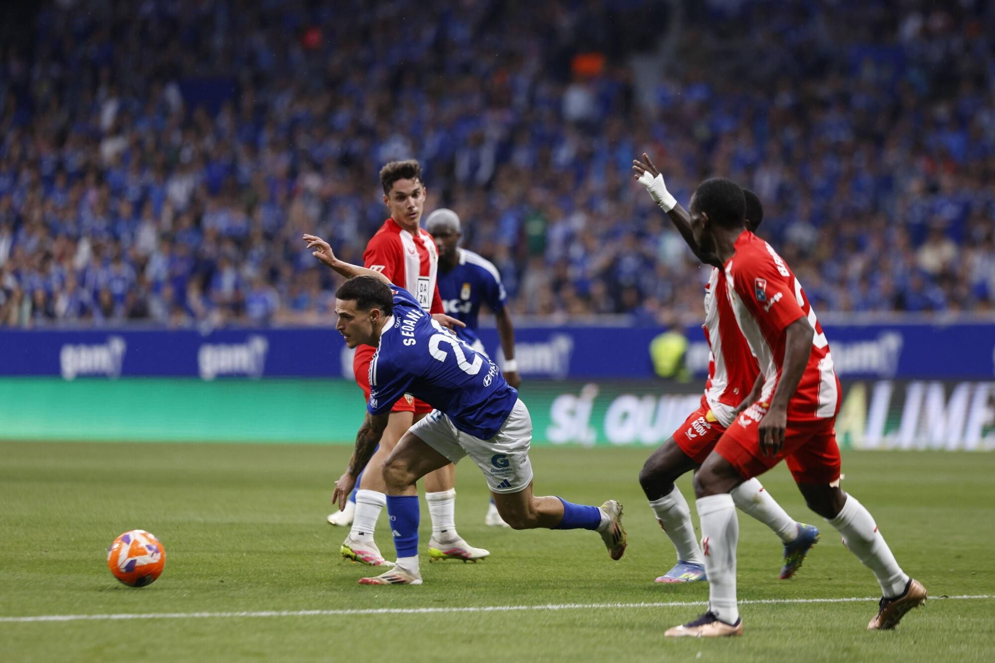 EN IMÁGENES: Ambientazo en la vuelta del play off entre Oviedo y Almería en el Carlos Tartiere