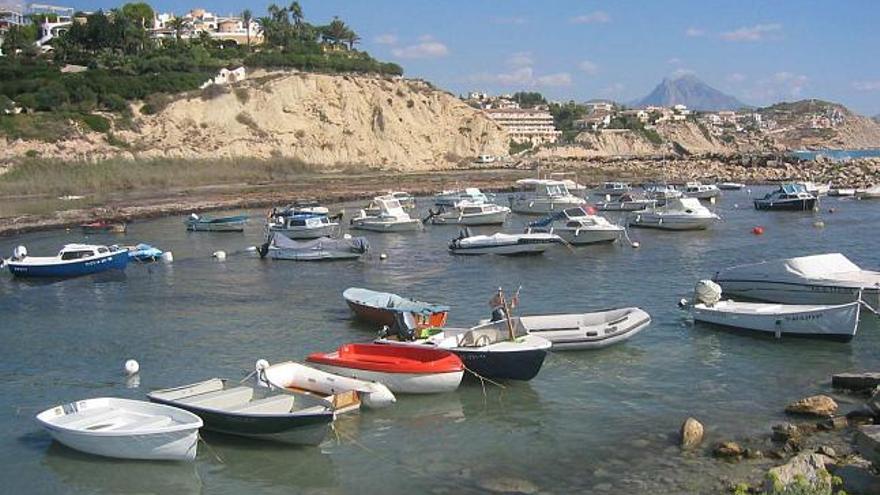 En la Cala Baeza fondean actualmente varias decenas de pequeñas embarcaciones gracias a dos espigones ilegales que les sirven de abrigo