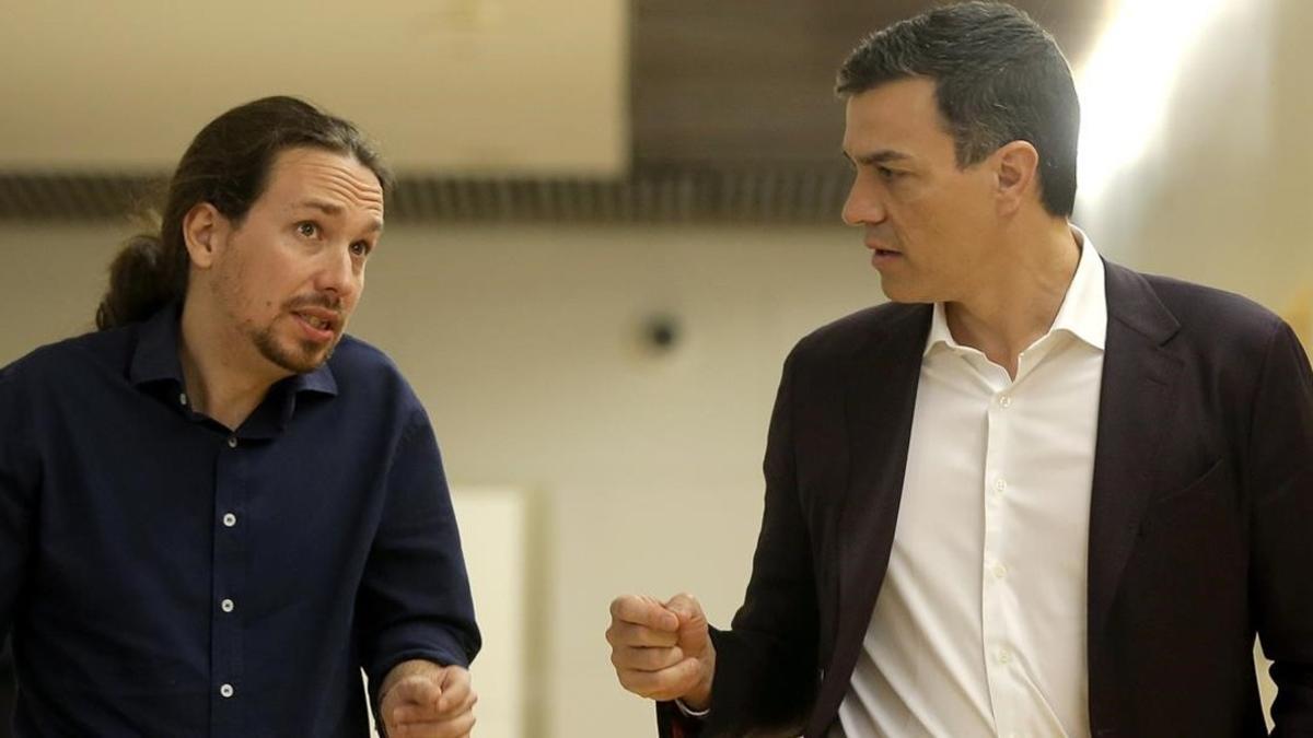 El líder del PSOE, Pedro Sánchez, y el de Podemos, Pablo Iglesias, en una de las reuniones que mantuvieron en el Congreso tras el 20-D