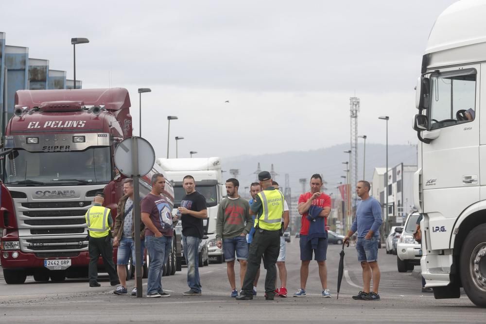 Manifestación de los trabajadores de la compañía Astur-Leonesa ante la entrada del puerto de Avilés