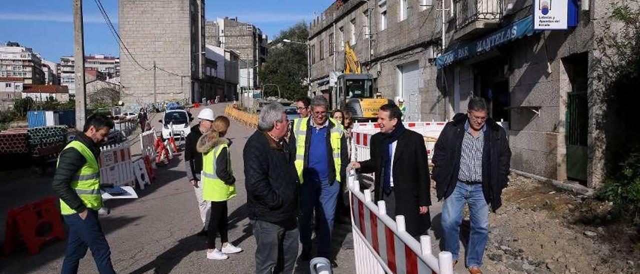 Caballero ayer en su visita a las obras de humanización de la calle Mantelas. // Marta G. Brea