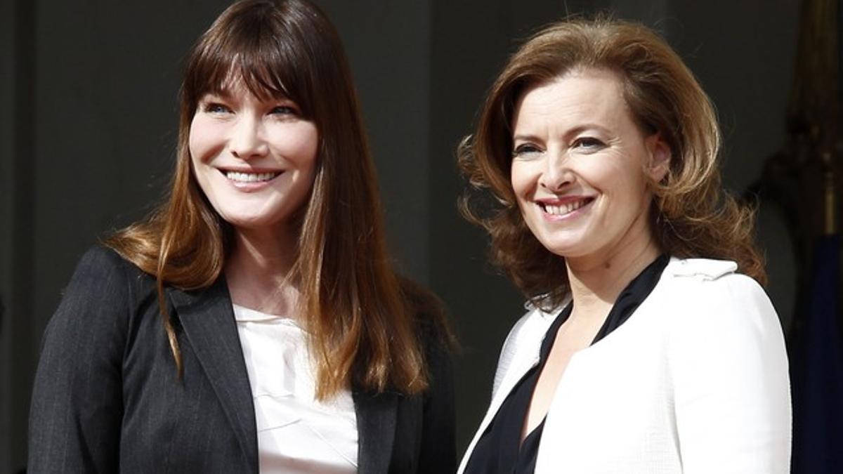 La esposa de Sarkozy, Carla Bruni (izquierda) saluda a la nueva primera dama, Valerie Trierweiler.